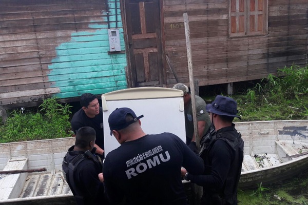 Prefeito visita moradores afetados pela cheia do rio Jari.
